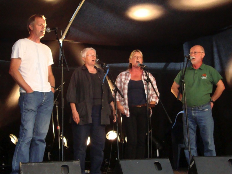 Many a Mickle singing at Binic fete de la morue, 2011